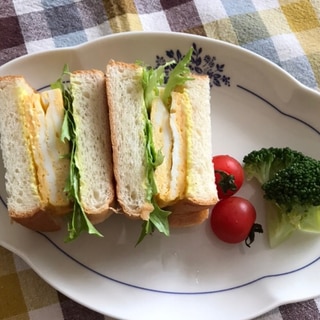 辛子マヨで卵焼きサンドの朝ごはん